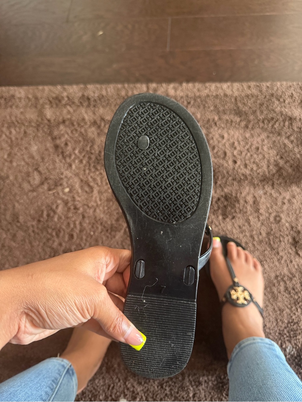 Tory Burch Black Leather Logo Thong Sandals with Gold Emblem - Picture 3 of 4